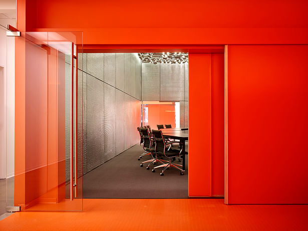 A pair of 30’ wide sliding panels allow two rooms to become one. 