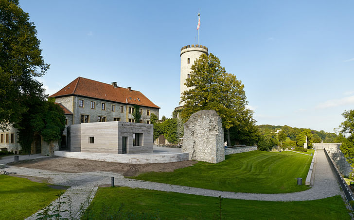 The new Sparrenburg Visitor Center with the old fortress in the background. © Stefan Müller