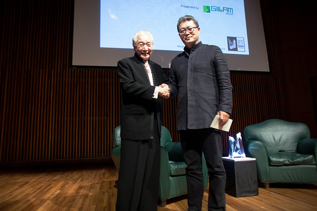 Raymond Moriyama with Li Xiaodong, the first recipient of the Moriyama RAIC International Prize. Image courtesy RAIC. 