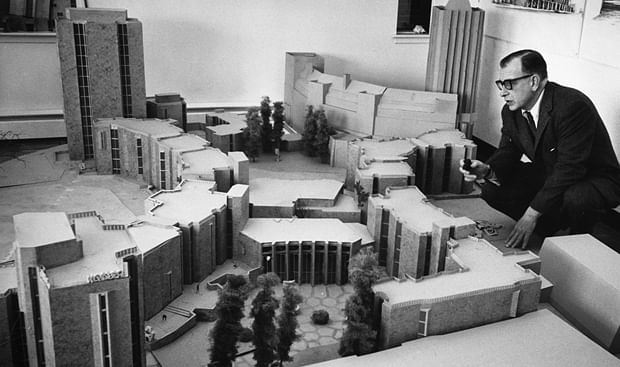 Eero Saarinen surveys a model.
