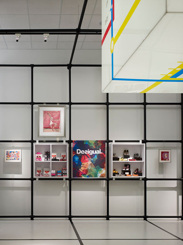 Interior display detail with pipe grid, display cubes and artwork display / Scott McDonald © Hedrich Blessing